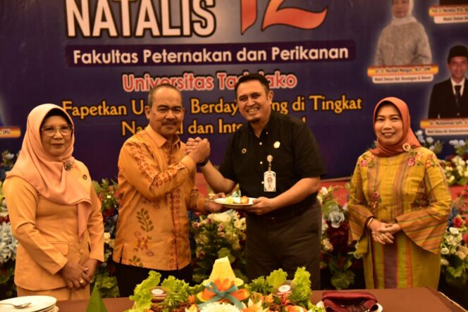 
					Pemberian Potongan Tumpeng Oleh Dekan Fapetkan Kepada Rektor Untad (Foto: Humas Untad)