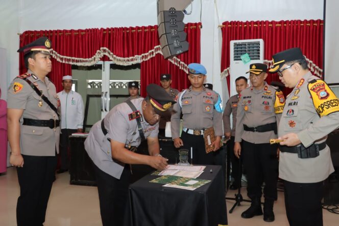 
					FOTO: Kapolresta Palu, Kombes Pol Barliansyah, memimpin serah terima jabatan (sertijab) dua pejabat utama Polresta Palu di  Gedung Torabelo, Kamis (2/1/2025). FOTO: POLRESTA PALU