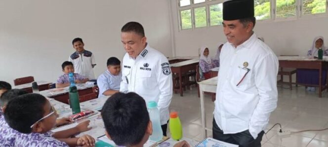 
					Wali Kota Palu, Hadianto Rasyid didampingi Kepala Dinas Pendidikan dan Kebudayaan Kota Palu, Hardi, saat berinteraksi dengan siswa SDN 5 Palu, pada Rabu (8/1/2025). Foto: Dok Disdikbud Palu