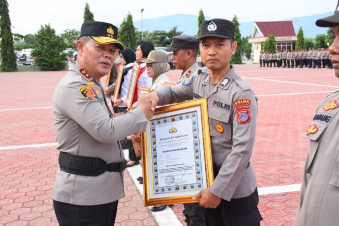 
					Kapolda Sulawesi Tengah, Irjen Pol. Dr. Agus Nugroho, memberikan penghargaan kepada sejumlah personel berprestasi dalam pengelolaan administrasi keuangan Polri, di Mapolda, Senin (6/01/2025) (Foto : Istimewa)