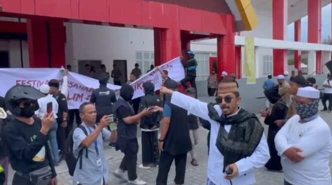 
					Aliansi Umat Islam Sulteng dan FUI Sulteng Segel GBK Andi Raga Petalolo, Lokasi Festival Persahabatan, (Foto: Istimewa)
