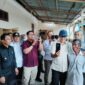 Menteri P2MI Abdul Kadir Karding saat melangsungkan video call dengan Pekerja Migran Indonesia (PMI) Lisnawati, di Desa Langaleso, Kecamatan Dolo, Kabupaten Sigi, Kamis (2/1/2025). Foto: Istimewa