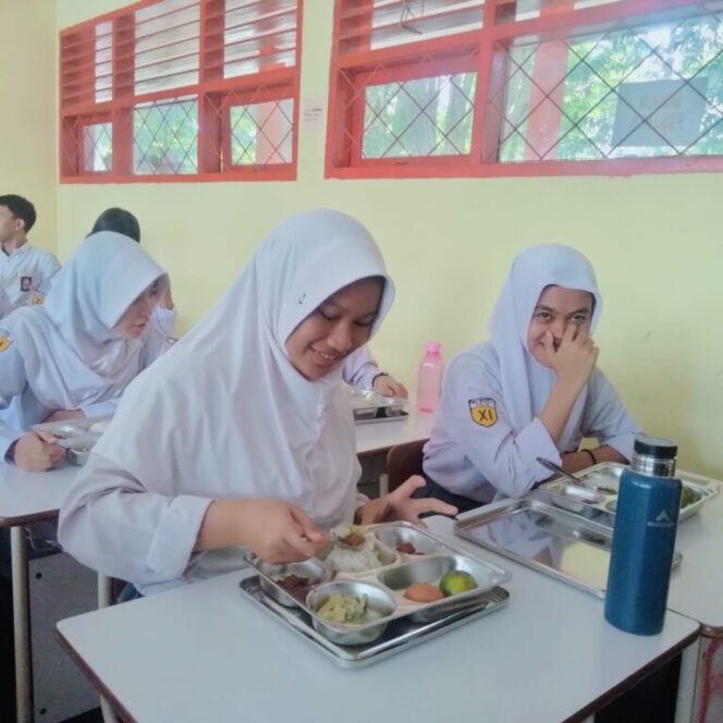 
					Siswa SMAN 2 Palu menikmati menu makanan dari Program Bergizi Gratis dari pemerintah pusat (Foto: Istimewa)