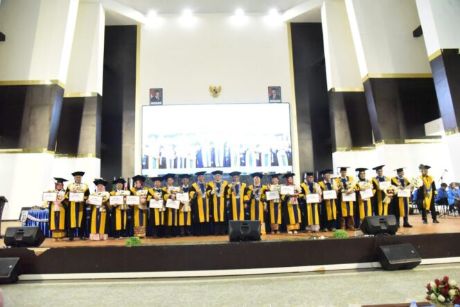 
					Pengukuhan 16 Guru Besar Universitas Tadulako, (Foto: Humas Untad)
