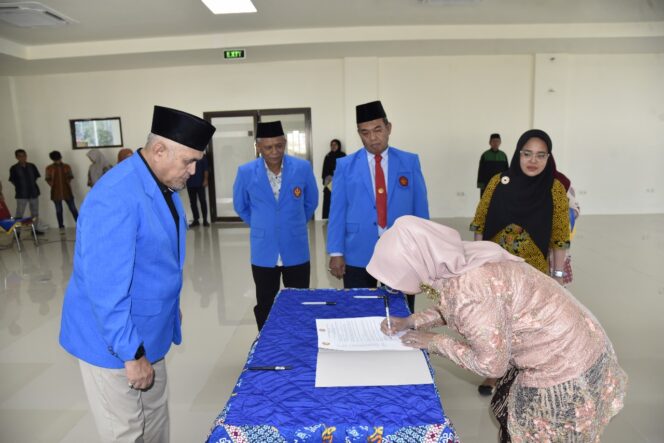 
					Penandatanganan Oleh Fungsional Untad (Foto: Humas Untad)