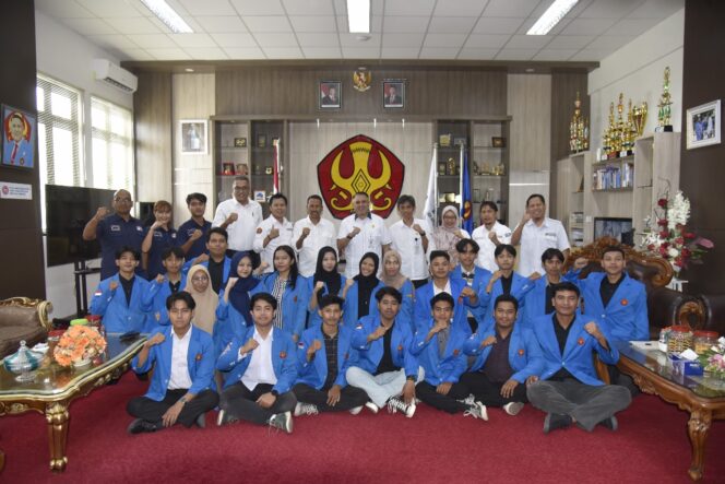 
					Rektor Universitas Tadulako Prof. Dr. Ir. Amar, S.T., M.T., IPU., Asean Eng.  Berfoto Bersama Mahasiswa Yang Akan Magang Di Jepang (Foto: Humas Untad))