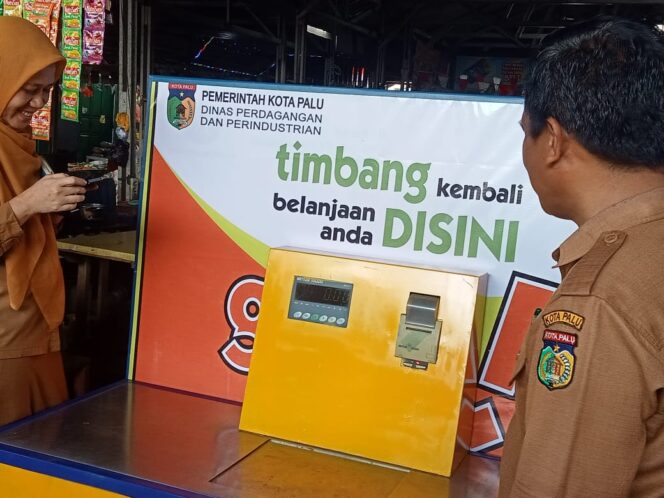 
					Pemasangan Alat Ukur di Pasar Masomba Oleh Kadis Disperindag Kota Palu (Foto: Istimewa)