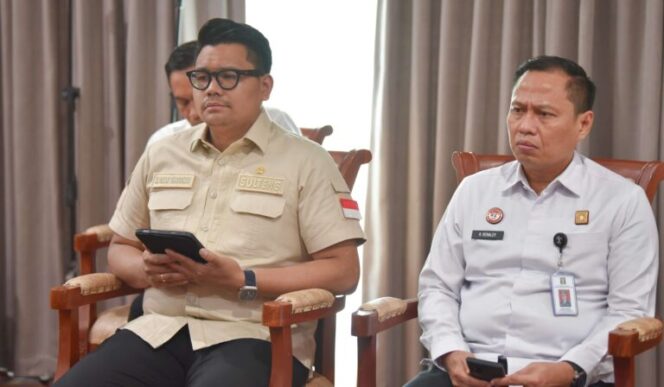 
					Wakil Ketua MPR-RI periode 2024-2029, Abcandra Muhammad Akbar Supratman (kiri), mengadakan pertemuan dengan pemerintah provinsi Sulteng, dalam rangka kegiatan reses di ruang kerja gubernur, Rabu (8/1/2025) (Foto : Istimewa)