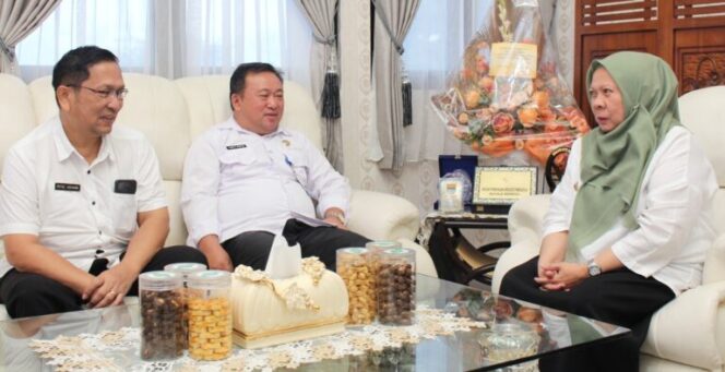 
					Kepala Perwakilan BKKBN Provinsi Sulawesi Tengah, Tenny Calvenny Soriton, S.Sos., MM, bersama Kepala Dinas P2KB Kota Palu, dr. Royke Abraham, M.A.P, mengunjungi Wakil Wali Kota Palu, dr. Reny A. Lamadjido, Sp.PK., M.Kes., di ruang kerjanya pada Rabu, 22 Januari 2025. (Foto: Istimewa)