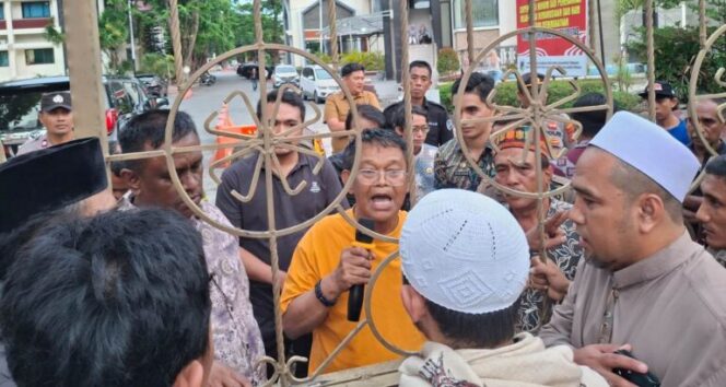 
					Gubernur Sulawesi Tengah, Rusdy Mastura, berdialog dengan massa aksi dari Aliansi Umat Islam Sulteng dan FUI Sulteng di depan Kantor Gubernur Sulteng (Foto: Istimewa)