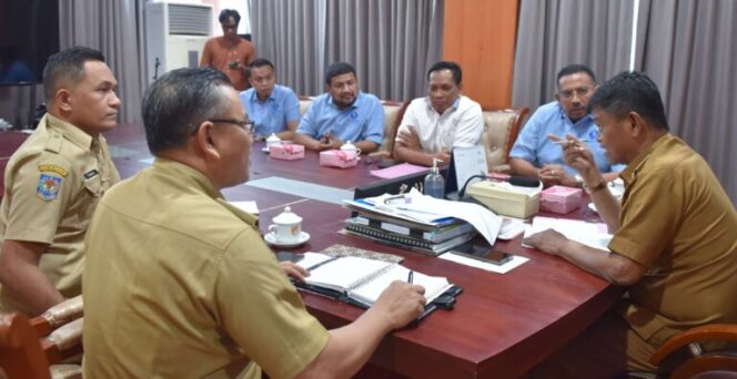
					Gubernur Sulawesi Tengah, H. Rusdy Mastura, menerima audiensi dari Pengurus Hiswana Migas Sulteng di ruang kerjanya pada Selasa (14/01/2025). (Foto: Dok. Humas Pemprov Sulteng)