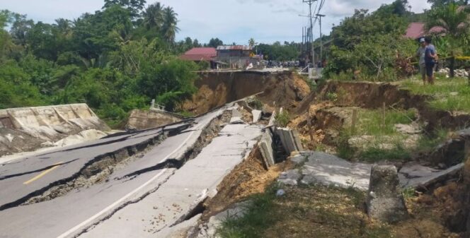 
					Jalan Trans Sulawesi, di Desa Watuawu, Kecamatan Lage, Kabupaten Poso, putus total, (Foto: Istimewa)