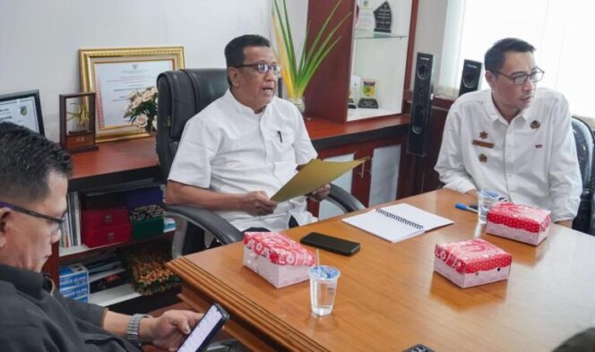 
					Asisten I Bidang Pemerintahan dan Kesejahteraan Rakyat (Kesra) Sulawesi Tengah, Fahrudin Yambas, memimpin rapat persiapan kunjungan kerja Kepala BP TASKIN dan Wakil Menteri UMKM di Ruang Rapat Asisten I Sekretariat Daerah Provinsi Sulteng, Rabu (15/01/2025). Rapat ini dihadiri oleh jajaran Forkopimda, Kepala Dinas Koperasi dan UKM, serta Ketua DPW PEKNAS Sulawesi Tengah (Foto: Istimewa)