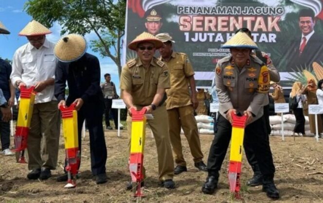 
					Asisten Perekonomian dan Pembangunan Hadiri Penanaman Jagung Serentak di Sulawesi Tengah. (Foto: Istimewa)