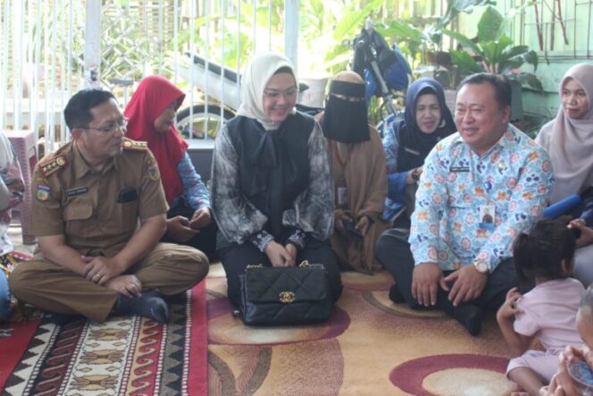 
					Kepala Perwakilan BKKBN Provinsi Sulawesi Tengah, Tenny C. Soriton, S.Sos., MM, bersama Ketua Tim Penggerak PKK Kota Palu, Diah Puspita, S.A.P., M.A., mengadakan kegiatan pemberian makanan bergizi bagi ibu hamil dan anak usia di bawah dua tahun (baduta) di Kelurahan Tatura Selatan, Kecamatan Palu Selatan, Kota Palu, pada Selasa, 21 Januari 2025. (Foto: Istimewa)