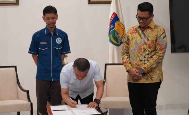 
					Wali Kota Palu, Hadianto Rasyid menandatangani MoU bersama Gekraf terkait pembungan 110 halte, yang disaksikan Wakil Ketua MPR RI, Akbar Supratman, di rumah jabatan Walikota, Rabu (08/01/2025).(Foto : Istimewa)
