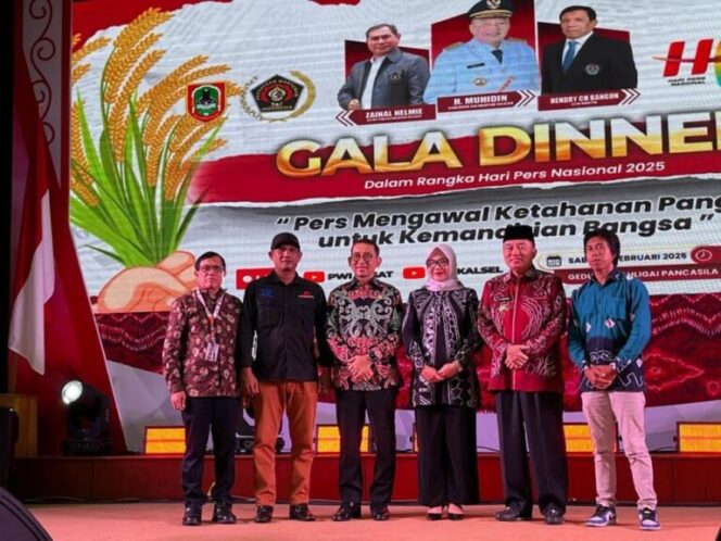 
					Menteri Kebudayaan Fadli Zon foto bersama dengan Gubernur Kalimantan Selatan H Muhidin, Ketua Umum PWI Pusat Hendry Ch Bangun dan pengurus PWI Pusat lainnya. Foto: IST