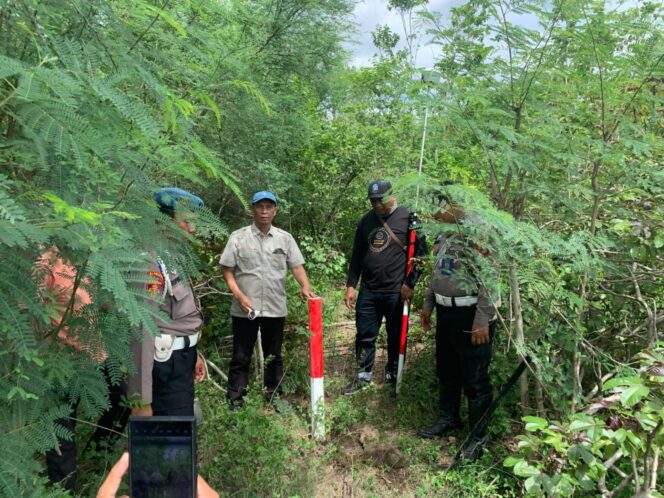 
					Ketua Tim Aset Untad Memantau Pematokan Kembali Batas Tanah Untad (Foto: Istimewa)