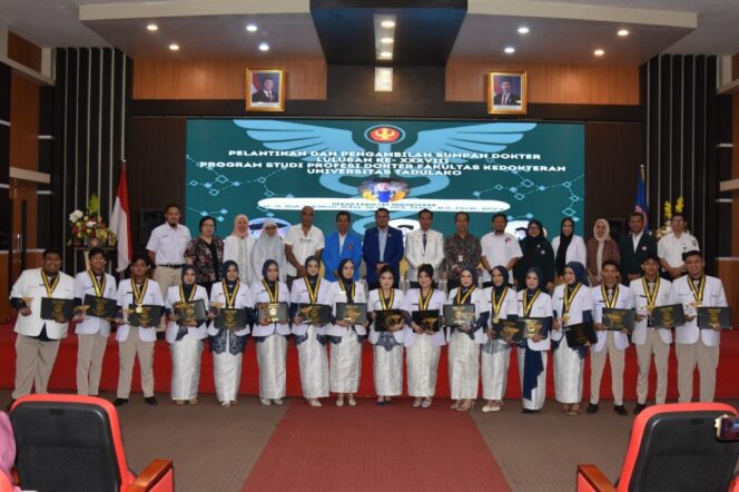 
					Foto Bersama Rektor dan Dokter Yang Di Sumpah (Foto: Humas Untad)