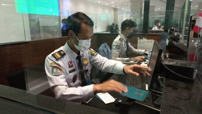 
					Ilustrasi Petugas Imigrasi Di Bandara (Foto: Istimewa)