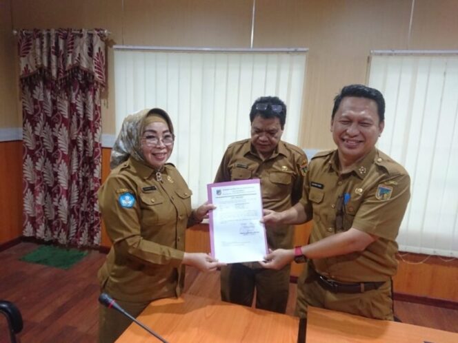 
					Kepala Dinas Pendidikan Provinsi Sulawesi Tengah, Yudiawati Vidiana Windarrusliana, menyerahkan surat penugasan kepada Kepala Bidang Pembinaan SMK, Zulfikar Is Paudi, sebagai Pelaksana Tugas (PLT) Kepala SMKN 2 Palu. Penyerahan ini disaksikan oleh Sekretaris Dinas Pendidikan Provinsi Sulawesi Tengah, Asrul Ahmad, di ruang rapat Dinas Pendidikan Sulteng. (Foto: Istimewa)