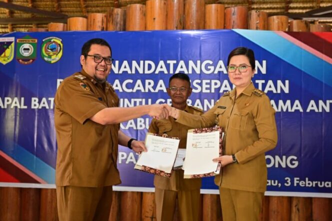 
					Bupati Poso, dr. Verna Gladies M. Inkiriwang, bersama Pj Bupati Parigi Moutong, Richard A. Djanggola, SE, M.SA, menandatangani kesepakatan terkait tapal batas dalam sebuah seremoni yang digelar di Torau, Kabupaten Poso, (Foto: Humas Pemprov Sulteng)