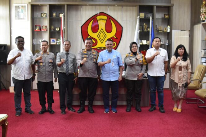 
					Rektor Universitas Tadulako Foto Bersama Kapolresta Palu, (Foto: Humas Untad)