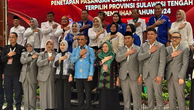 
					Calon Gubernur dan Wakil Gubernur Sulawesi Tengah terpilih, Anwar Hafid dan Reny A. Lamadjido, berfoto bersama Komisioner KPU Sulteng dan Bawaslu Sulteng dalam acara Rapat Pleno Penetapan Gubernur dan Wakil Gubernur Terpilih periode 2025-2030 di Sriti Convention Hall, Palu, (Foto: Istimewa)