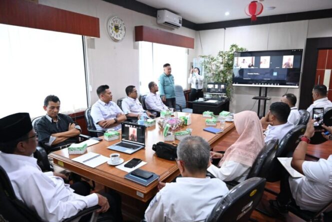 
					Rapat persiapan pelantikan kepala daerah se-Sulteng yang dipimpin oleh Asisten Pemerintahan dan Kesra, Dr. Fahruddin, S.Sos., M.Si., berlangsung di Istana Negara pada Rabu (12/2/2025). (FOTO: HUMAS PEMPROV SULTENG)