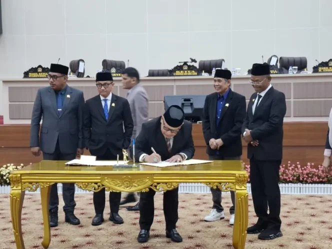 
					Pimpinan DPRD Provinsi Sulawesi Tengah secara resmi menandatangani berita acara yang mengusulkan pemberhentian Rusdy Mastura dan Ma’mun Amir dari jabatan Gubernur dan Wakil Gubernur, sekaligus mengusulkan penetapan Anwar Hafid dan Reny Lamadjido sebagai pasangan pemimpin baru yang terpilih. (Foto: Istimewa)