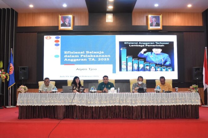 
					Rektor Untad Prof. Dr. Ir. Amar, ST., MT., IPU., Asean Eng Memimpin Rapat Efisiensi Anggaran (Foto: Humas Untad)