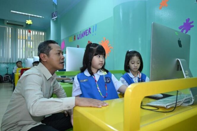 
					Wamendikdasmen, Fajar Riza Ul Haq saat kunjungan kerja ke TK Al Muslim dan KB-TK Kristen Petra 12 di Kabupaten Sidoarjo, (Foto: Istimewa)