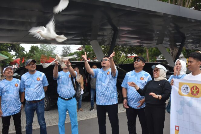 
					Dalam rangka perayaan Dies Natalis Fakultas Kedokteran Universitas Tadulako (FK Untad) yang ke-13, Rektor Untad, Prof. Dr. Ir. Amar, ST., MT., IPU., Asean Eng., secara simbolis melakukan pelepasan burung sebagai wujud harapan dan semangat baru bagi fakultas. (Foto: Humas Untad)