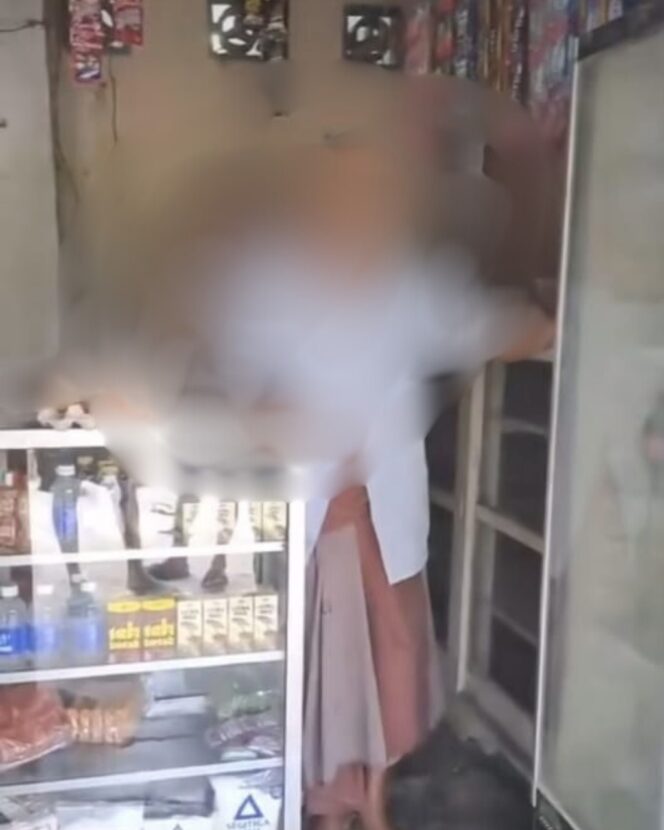 
					pelaku Mengancam Korban Dengan Sajam, (Foto: Tangkapan Layar)