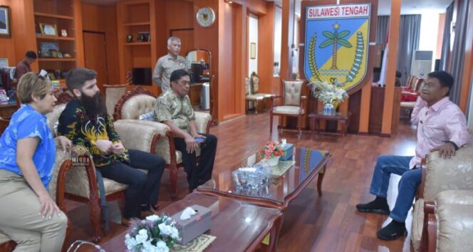 
					Gubernur Sulawesi Tengah, Rusdy Mastura, menerima audiensi dari Koordinator Festival Persahabatan, Jakob Wendesten, di ruang kerjanya (Foto: dok Humas Pemprov)