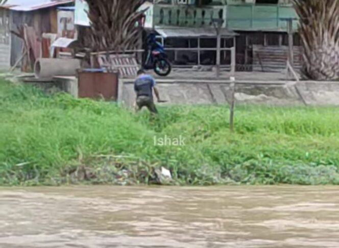 
					Peristiwa penikaman di tepi Sungai Palu, Selasa (18/02/2025) sekitar pukul 12.30 WITA. (Foto: tangkapan layar video facebook Ishak Dg Malino)