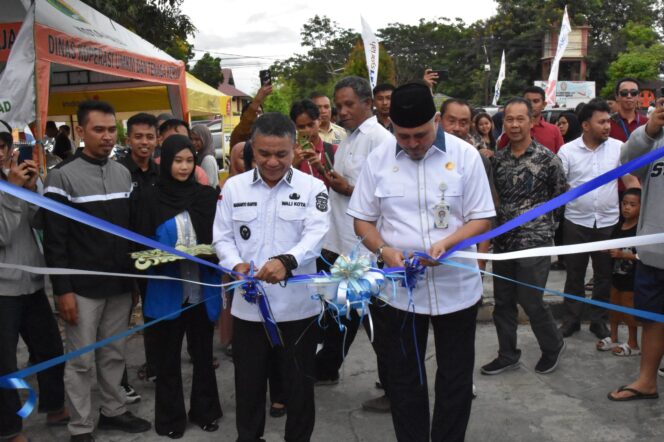 
					Rektor Universitas Tadulako (Untad) Bersama Walikota Palu Menggunting Pita Tanda Di Mulainya Pasar Ramadhan Untad, (Foto: Humas Untad)