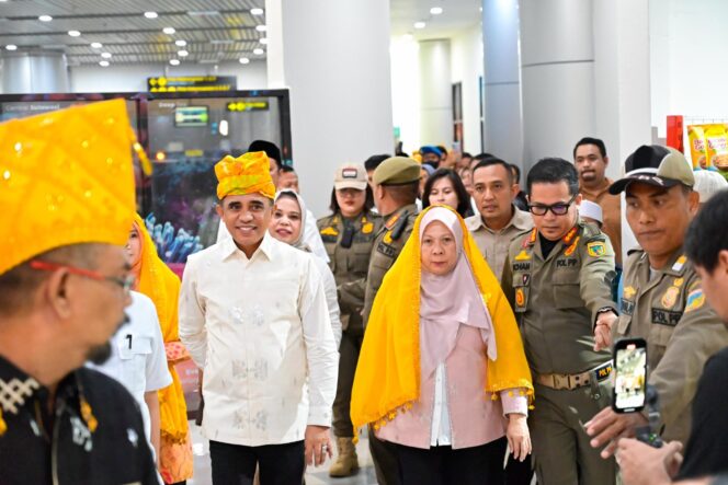 
					Gubernur Sulawesi Tengah Dr. H. Anwar Hafid dan Wakil Gubernur Sulawesi Tengah dr. Reny A. Lamadjido, Sp.PK.,M.Kes, tiba di Palu saat tiba di Bandara Mutiara Sis Aljufri Palu (Foto: Humas Pemprov Sulteng)