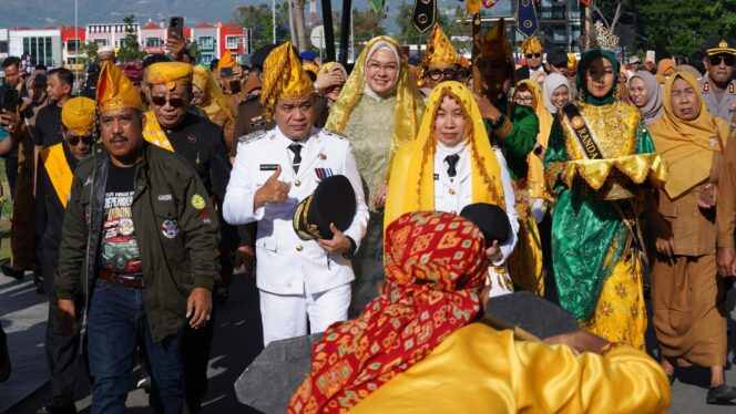 
					Penyambutan Secara Adat Walikota dan Wakil Walikota Palu Di Kantor Walikota Palu, (Foto: Istimewa)