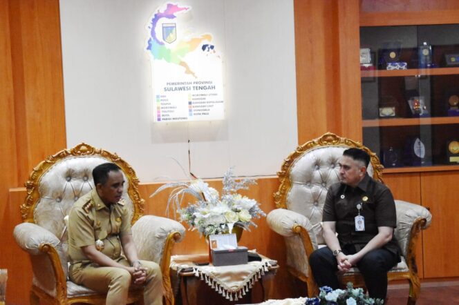 
					Gubernur Sulawesi Tengah Dr. Anwar Hafid, M.Si Bersama Rektor Universitas Tadulako Prof. Dr. Ir. Amar, ST., MT., IPU., Asean Eng. (Foto: Istimewa)