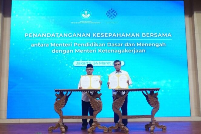 
					Penandatanganan kerja sama Kemendikdasmen, Kementerian Ketenagakerjaan (Kemenaker) dan Kementerian Pelindungan Pekerja Migran Indonesia (KP2MI)/Badan Pelindungan Pekerja Migran Indonesia (BP2MI) di Kantor Kemendikdasmen, Jakarta, (Foto: Istimewa)