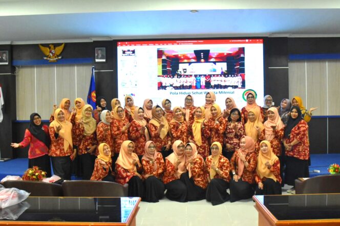 
					Dharma Wanita Persatuan Universitas Tadulako Melakukan Foto Bersama Selesai Kegiatan Webinar, (Foto: Istimewa)