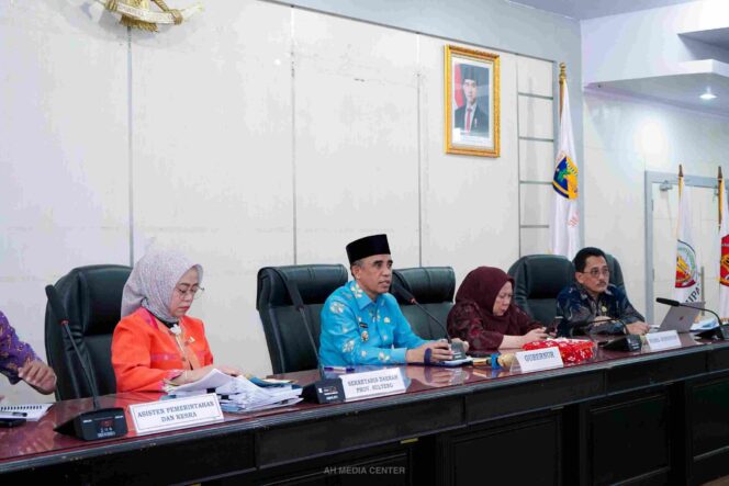 
					Gubernur bersama Wakil Gubernur, dr. Reny Lamadjido, memimpin rapat bidang kesehatan di Ruang Rapat Polibu Kantor Gubernur, (Foto: Istimewa)