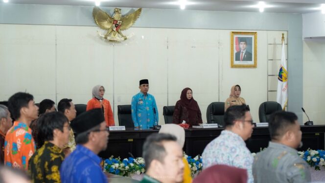 
					Gubernur Sulawesi Tengah, Anwar Hafid, didampingi oleh Wakil Gubernur, dr. Reny Lamadjido, serta Sekretaris Provinsi, Novalina, menghadiri rapat pendidikan yang berlangsung di Ruang Rapat Polibu, Kantor Gubernur. (Foto: Istimewa)