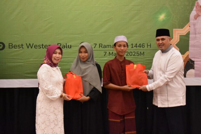 
					Rektor Universitas tadulako Menyerahkan Sembako Kepada Anak Panti Asuhan Di Dampingi Ketua DWP, (Foto: Istimewa)