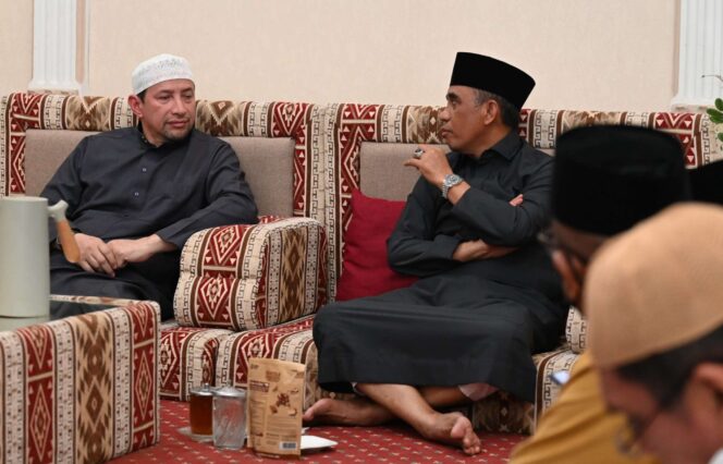 
					Gubernur Sulteng, H. Anwar Hafid, bersama Ketua Utama Al-Khairat, H. S. Alwi bin Saggaf Aljufri, dalam suasana buka puasa bersama, (Foto: Istimewa)