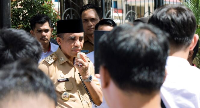 
					Gubernur Sulawesi Tengah periode 2025-2030, Anwar Hafid, secara langsung berhadapan dengan massa aksi dari LS ADI di depan Kantor Gubernur. (Foto: Istimewa)
