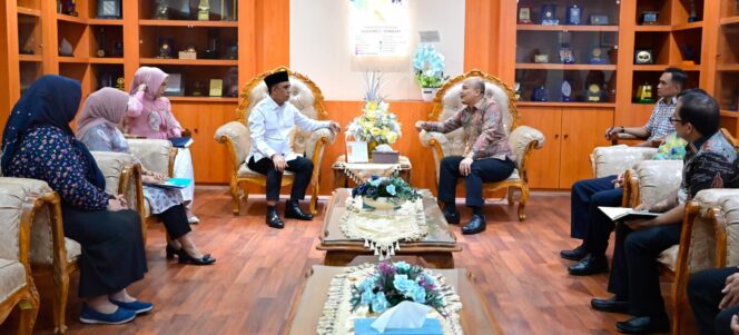 
					kunjungan silaturahmi dari Kepala Kakanwil Ditjen Imigrasi Sulawesi Tengah, Arief Hazarin Satoto, beserta jajaran di ruang kerja gubernur (Foto: Humas Pemprov Sulteng)