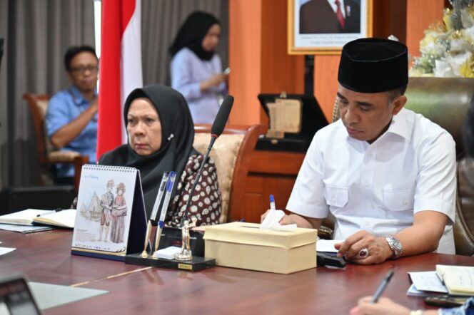 
					Gubernur Sulteng, Dr. H. Anwar Hafid, M.Si, bersama Wakil Gubernur dr. Reny A. Lamadjido, Sp.PK., M.Kes, memimpin rapat strategis dengan jajaran Bapenda dan perangkat daerah terkait, (foto: Istimewa)