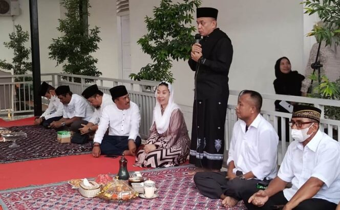 
					Wali Kota Palu, H. Hadianto Rasyid, bersama Wakil Wali Kota Palu, Imelda Liliana, menggelar acara buka puasa bersama dengan tim sukses dan warga Kota Palu (Foto: Istimewa)